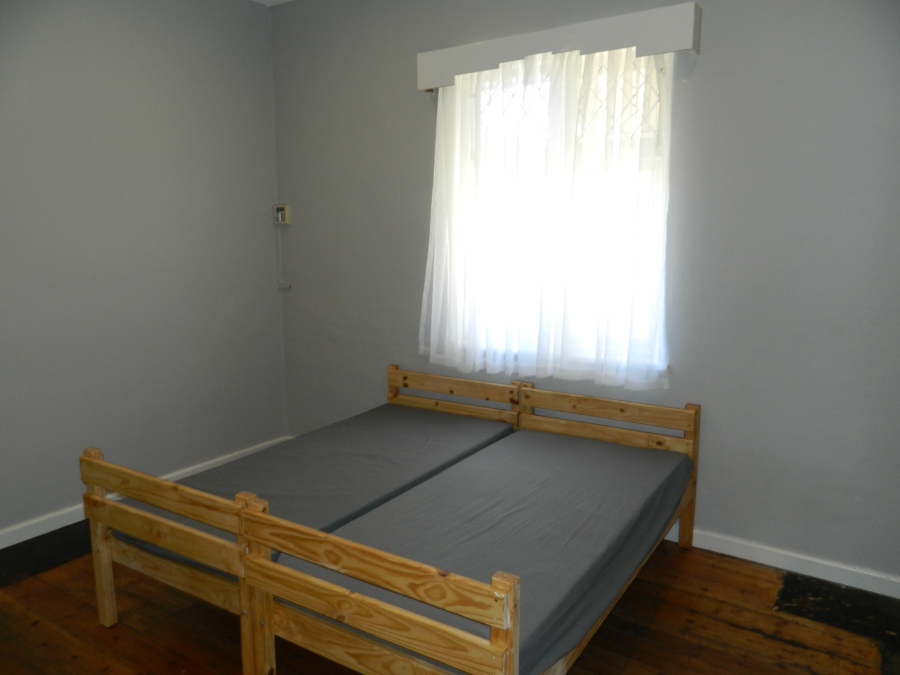 To Let 5 Bedroom Property for Rent in Esterville Western Cape